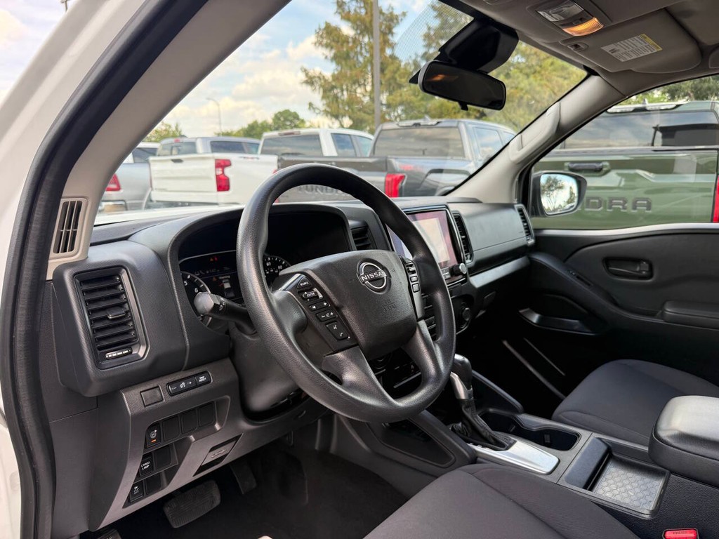 Nissan Frontier Vehicle Full-screen Gallery Image 06