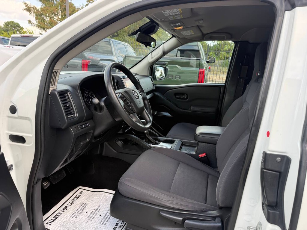 Nissan Frontier Vehicle Full-screen Gallery Image 07