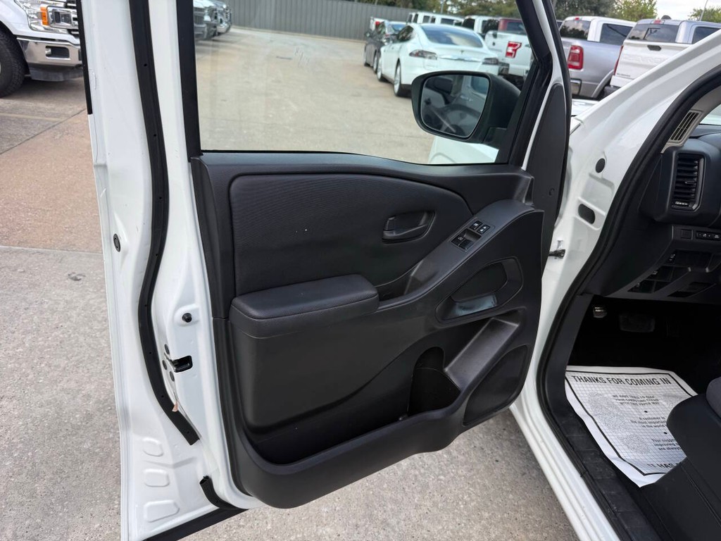 Nissan Frontier Vehicle Full-screen Gallery Image 08