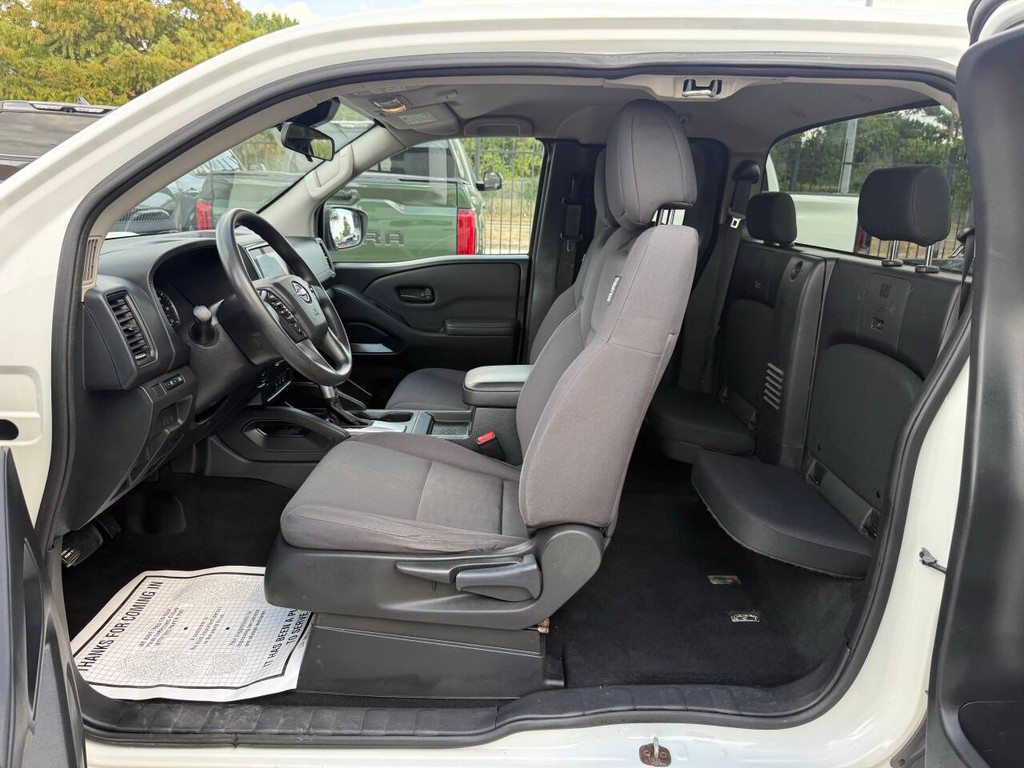 Nissan Frontier Vehicle Full-screen Gallery Image 09