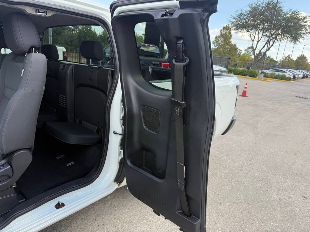 Nissan Frontier Vehicle Full-screen Gallery Image 10