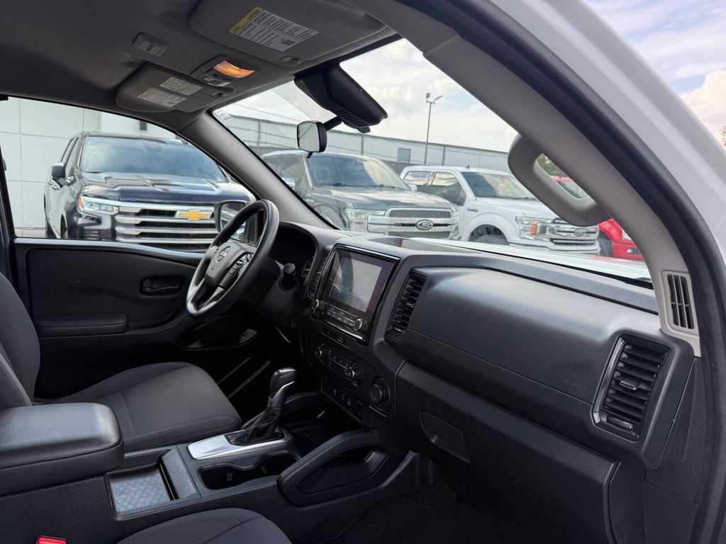 Nissan Frontier Vehicle Full-screen Gallery Image 11