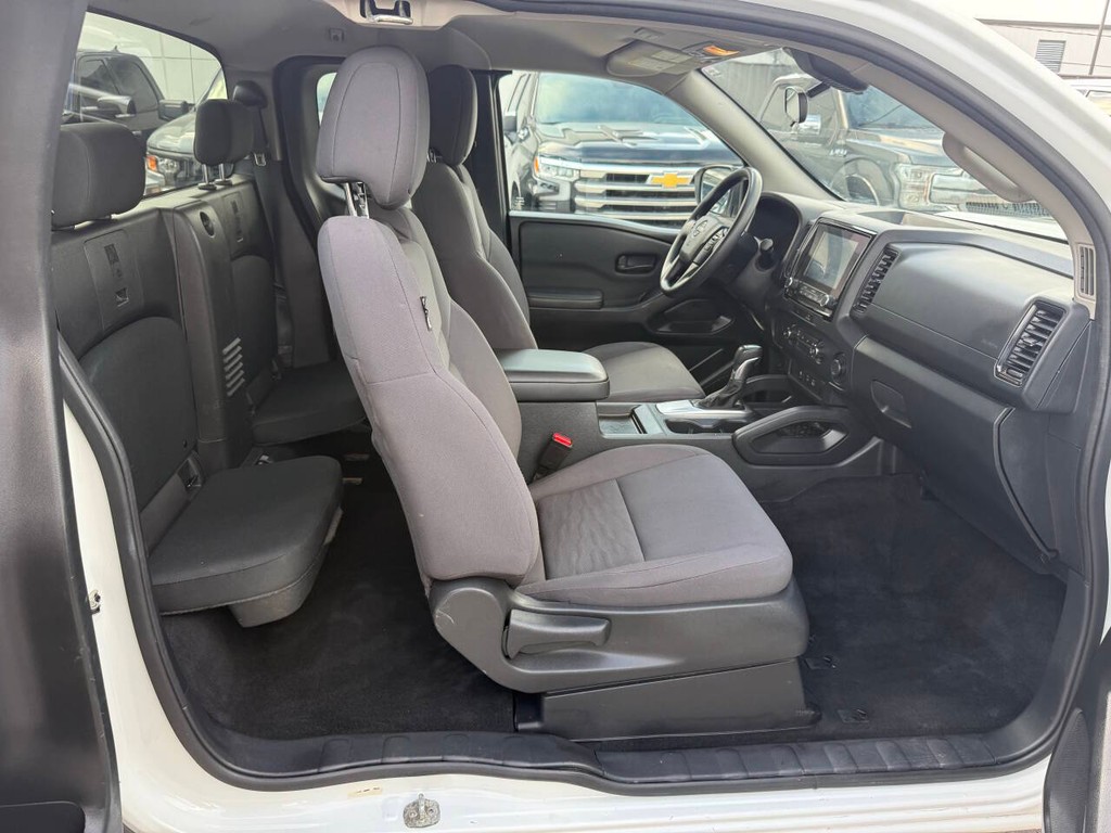 Nissan Frontier Vehicle Full-screen Gallery Image 12
