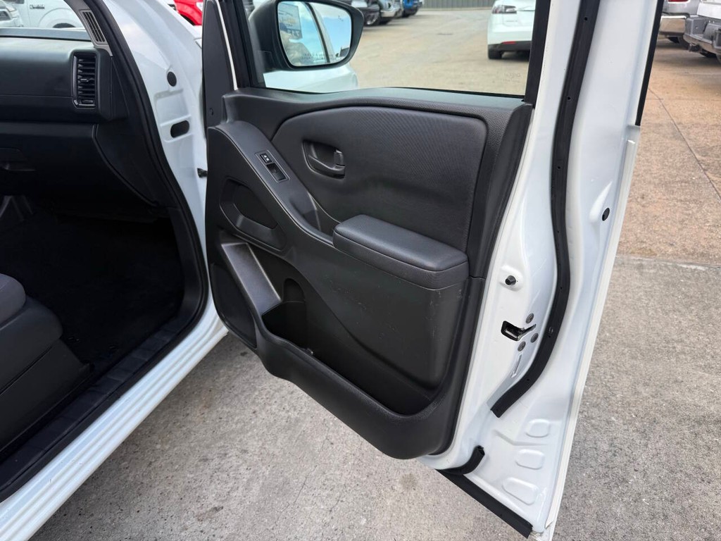 Nissan Frontier Vehicle Full-screen Gallery Image 13