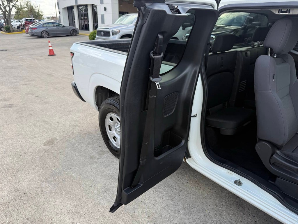 Nissan Frontier Vehicle Full-screen Gallery Image 14