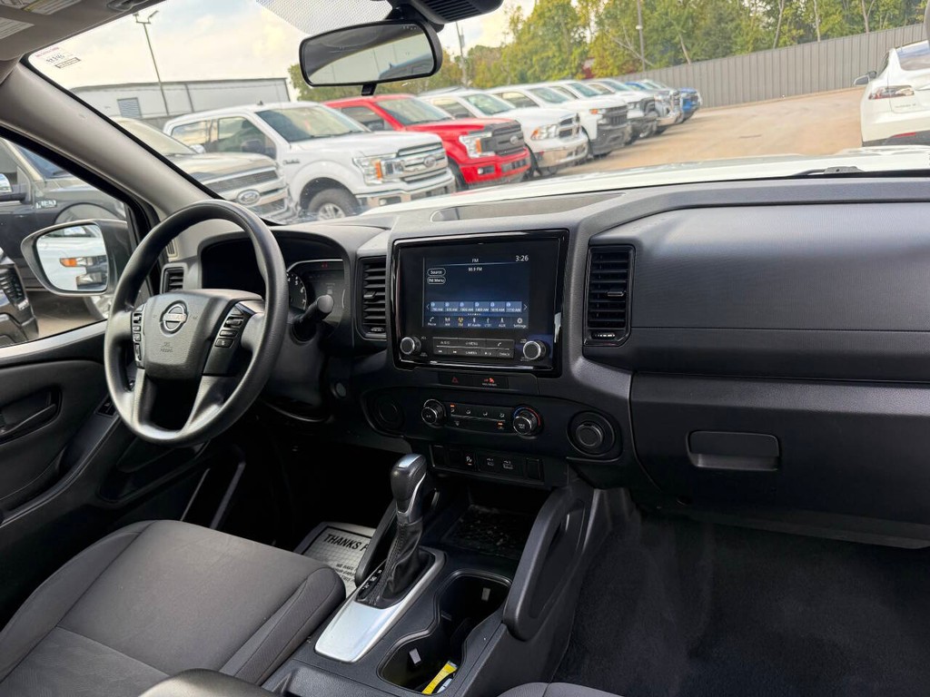 Nissan Frontier Vehicle Full-screen Gallery Image 15