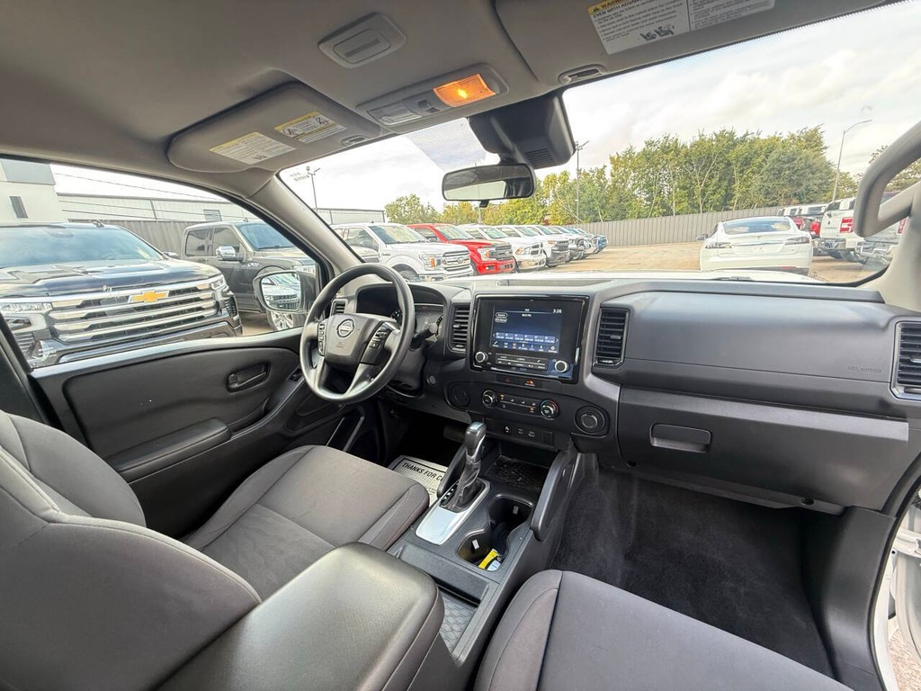 Nissan Frontier Vehicle Full-screen Gallery Image 16
