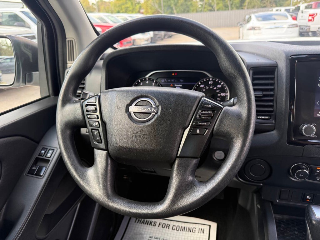 Nissan Frontier Vehicle Full-screen Gallery Image 18