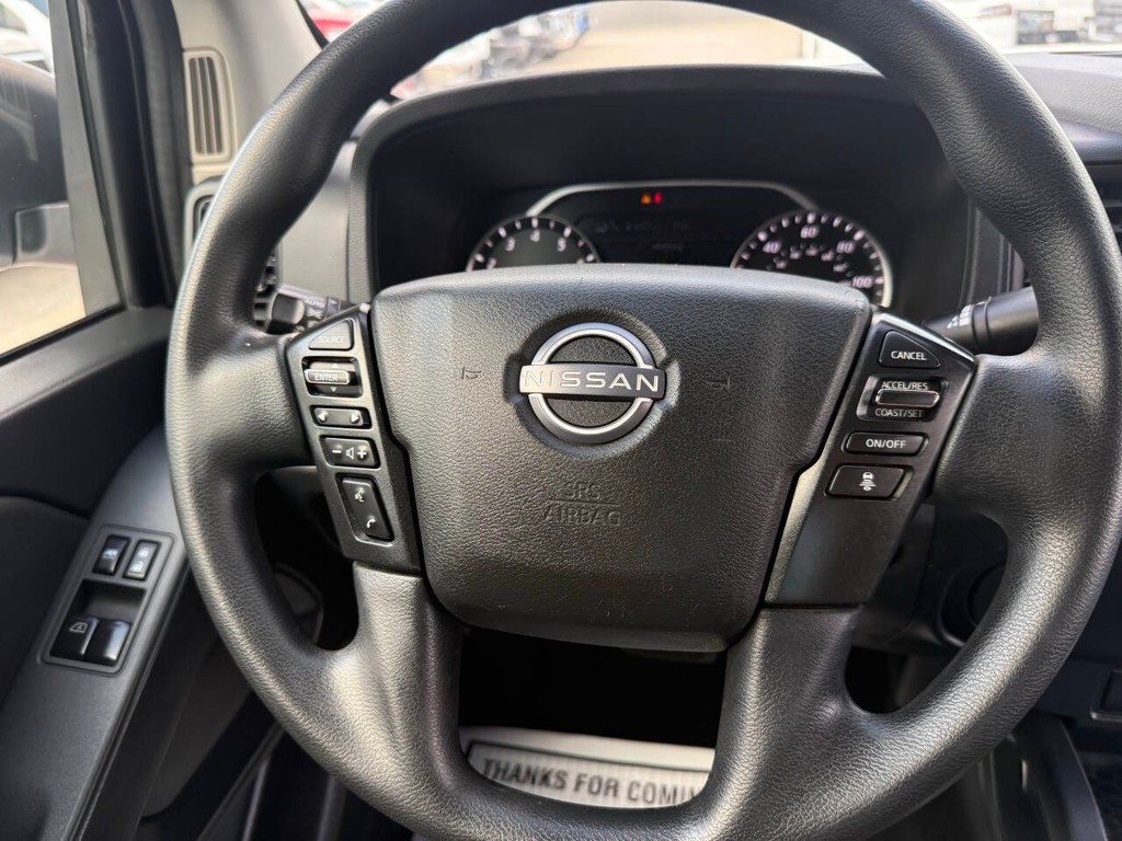 Nissan Frontier Vehicle Full-screen Gallery Image 19
