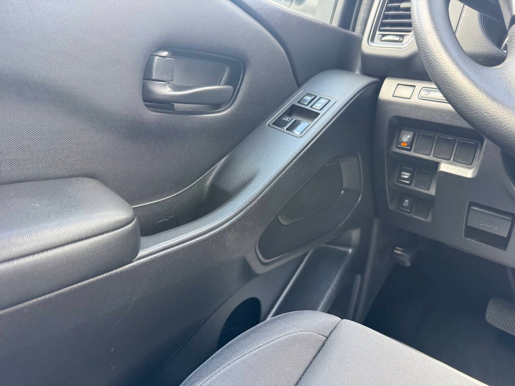 Nissan Frontier Vehicle Full-screen Gallery Image 26