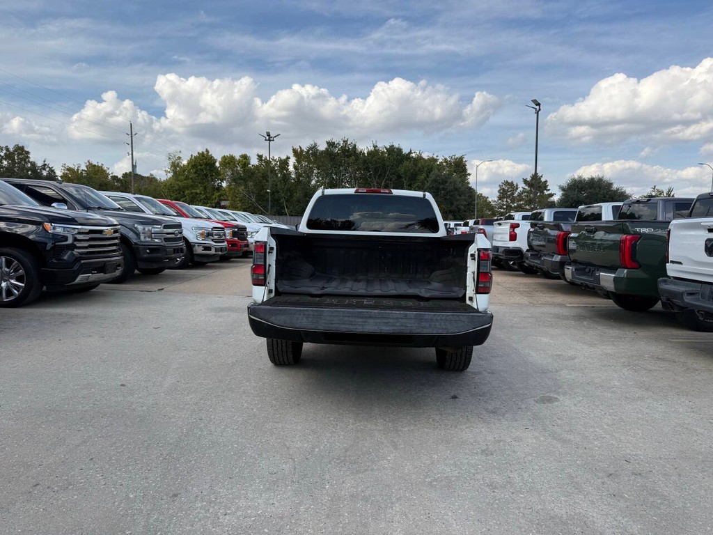 Nissan Frontier Vehicle Full-screen Gallery Image 32