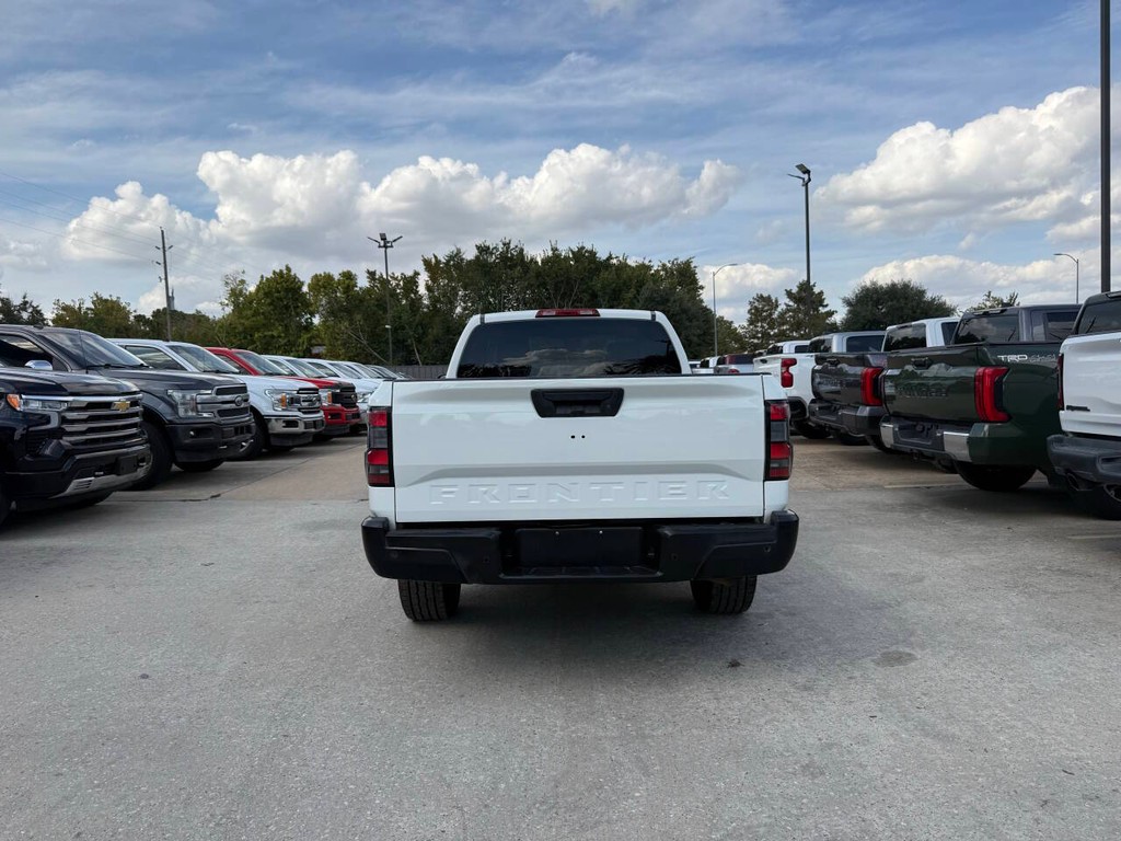 Nissan Frontier Vehicle Full-screen Gallery Image 33