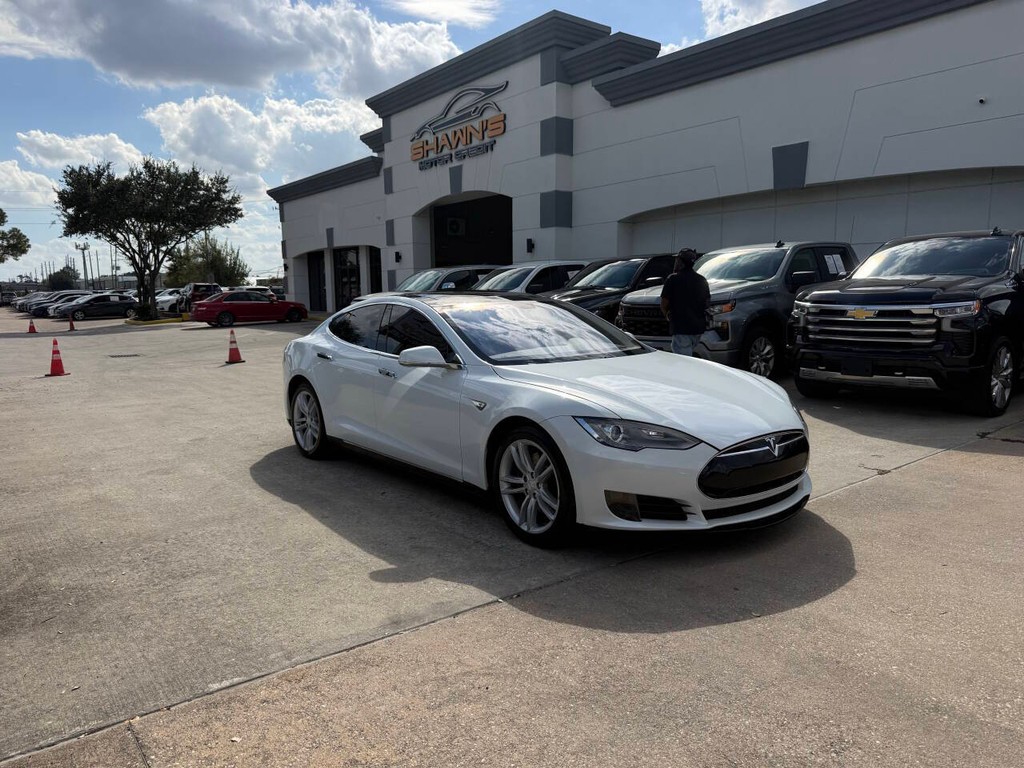 Tesla Model S Vehicle Full-screen Gallery Image 02