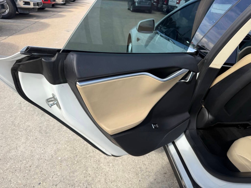 Tesla Model S Vehicle Full-screen Gallery Image 14