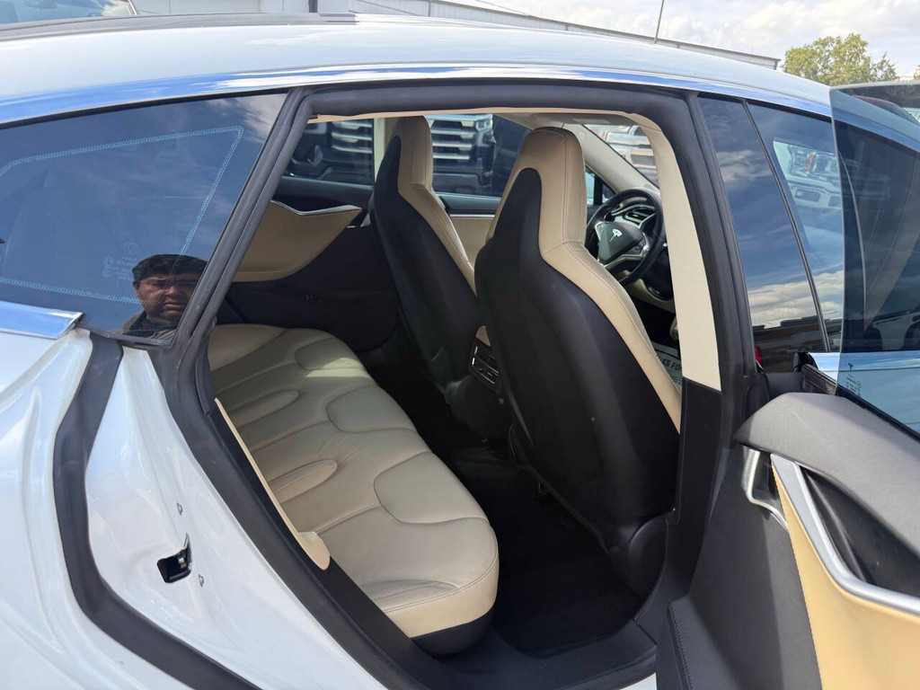Tesla Model S Vehicle Full-screen Gallery Image 15