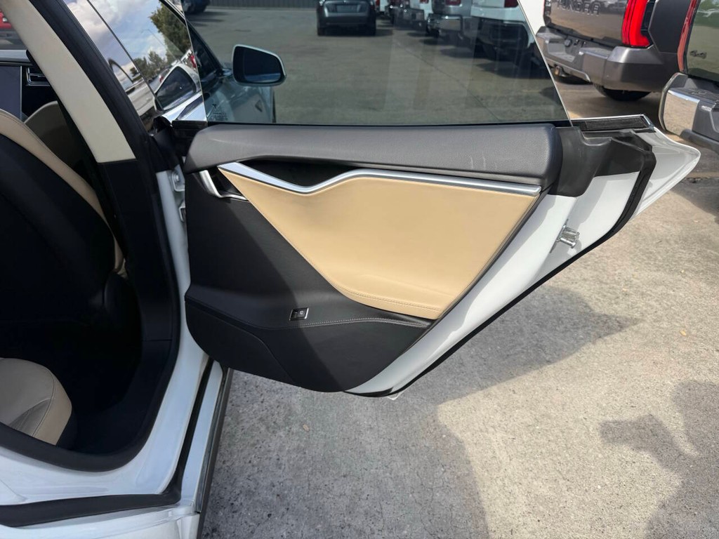 Tesla Model S Vehicle Full-screen Gallery Image 16