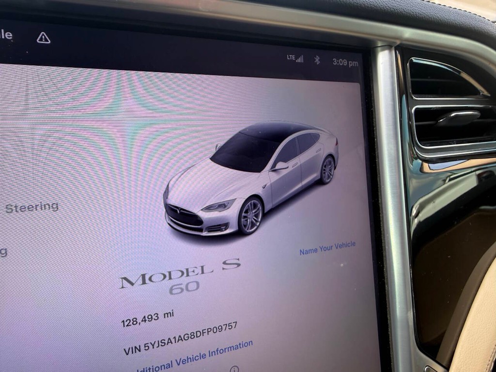 Tesla Model S Vehicle Full-screen Gallery Image 27