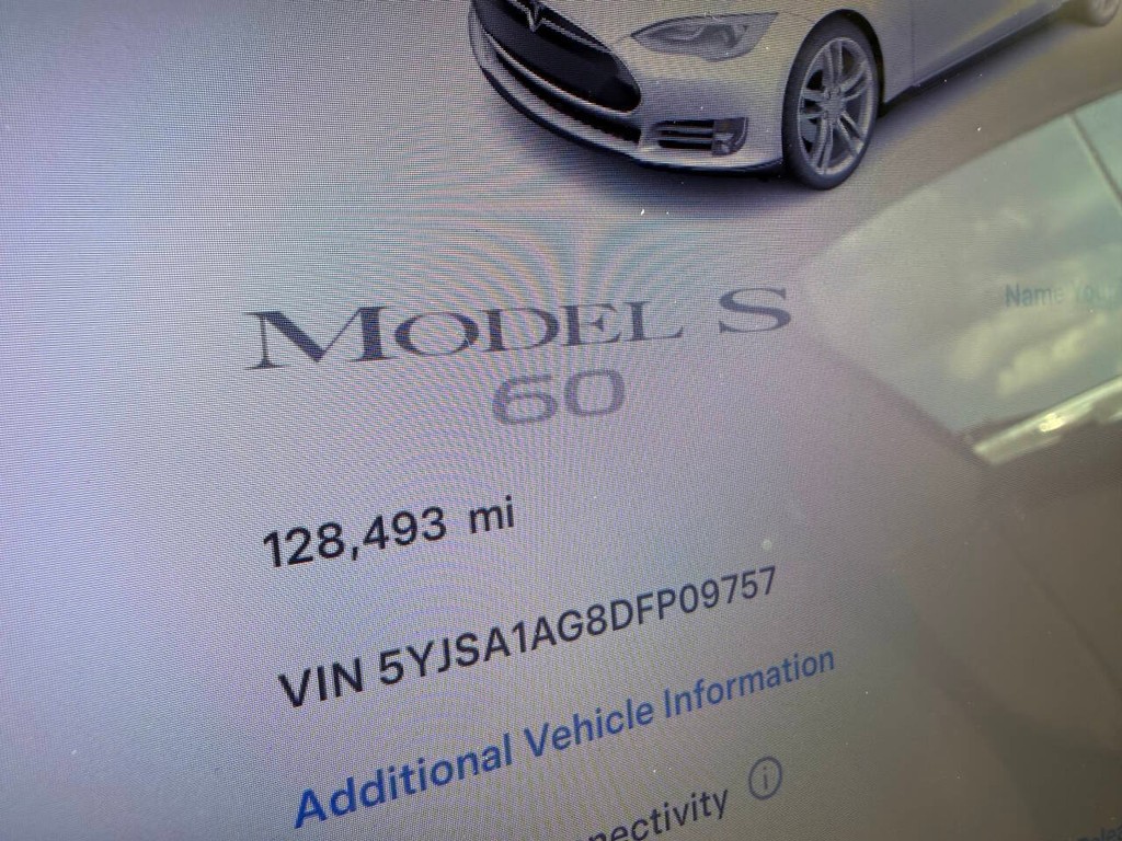 Tesla Model S Vehicle Full-screen Gallery Image 28