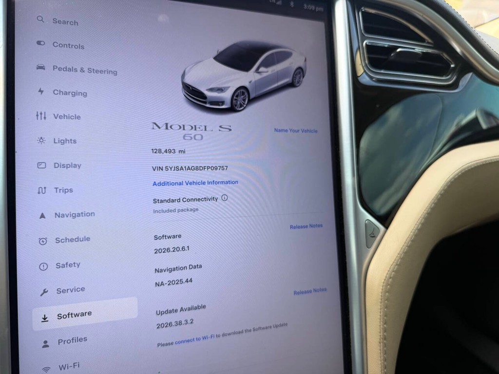 Tesla Model S Vehicle Full-screen Gallery Image 29