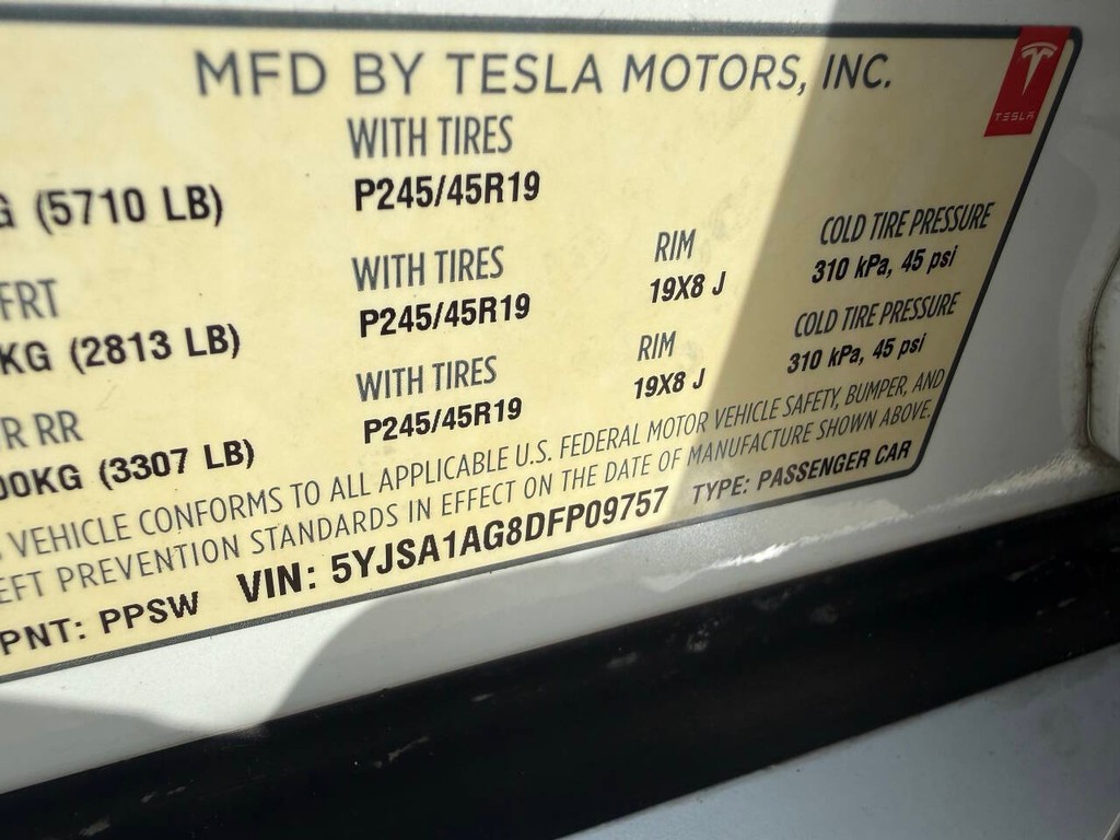 Tesla Model S Vehicle Full-screen Gallery Image 32