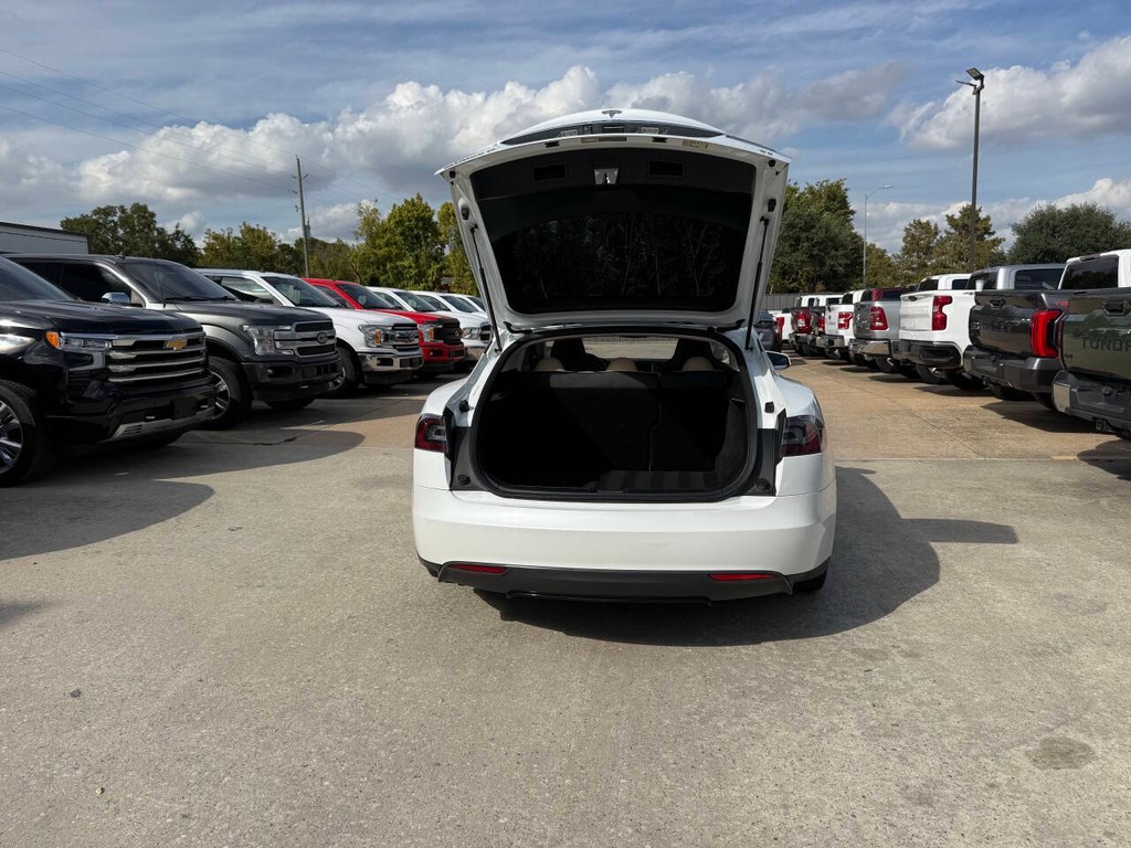 Tesla Model S Vehicle Full-screen Gallery Image 35