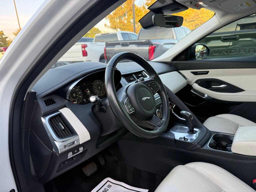 Jaguar E-PACE Vehicle Full-screen Gallery Image 06