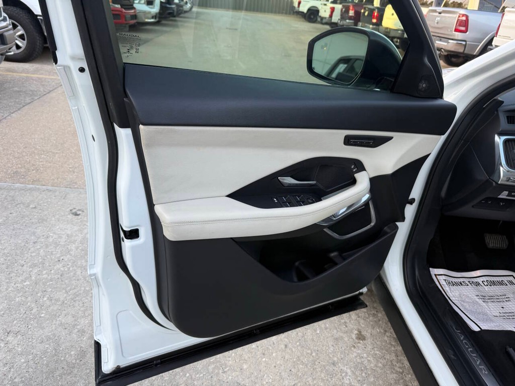 Jaguar E-PACE Vehicle Full-screen Gallery Image 08