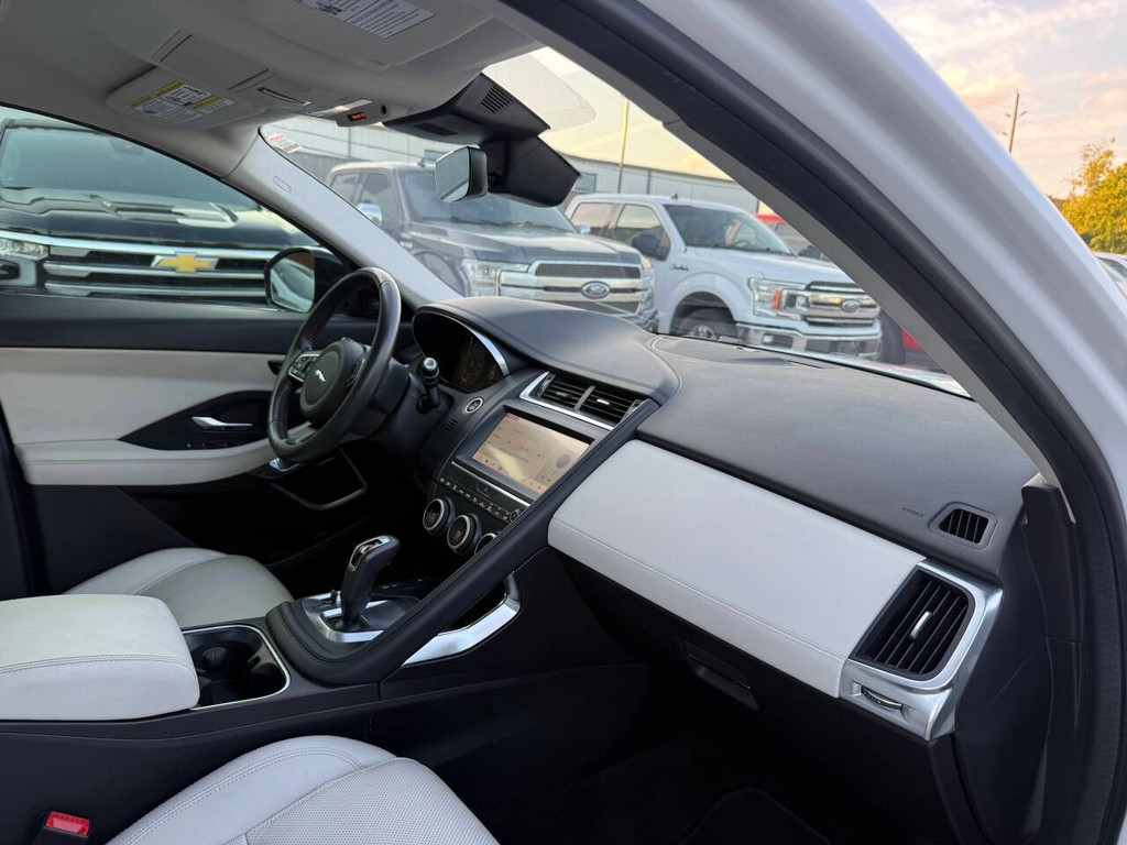 Jaguar E-PACE Vehicle Full-screen Gallery Image 09