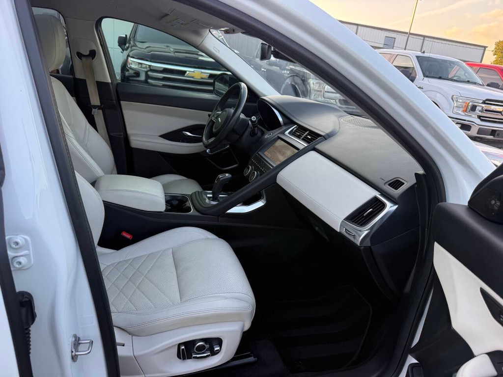Jaguar E-PACE Vehicle Full-screen Gallery Image 10