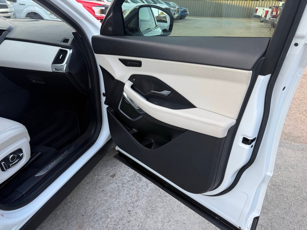 Jaguar E-PACE Vehicle Full-screen Gallery Image 11