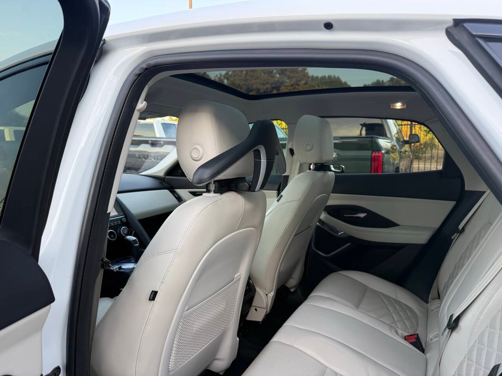 Jaguar E-PACE Vehicle Full-screen Gallery Image 12