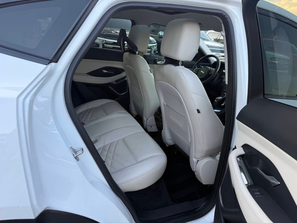 Jaguar E-PACE Vehicle Full-screen Gallery Image 15