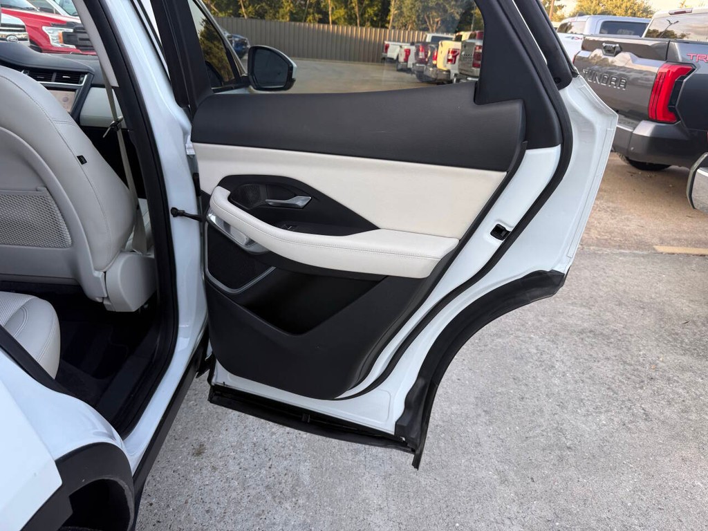 Jaguar E-PACE Vehicle Full-screen Gallery Image 16