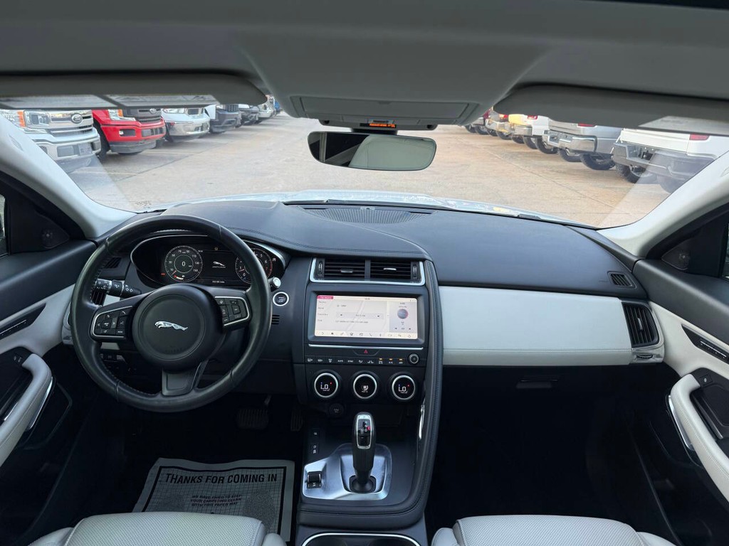 Jaguar E-PACE Vehicle Full-screen Gallery Image 17