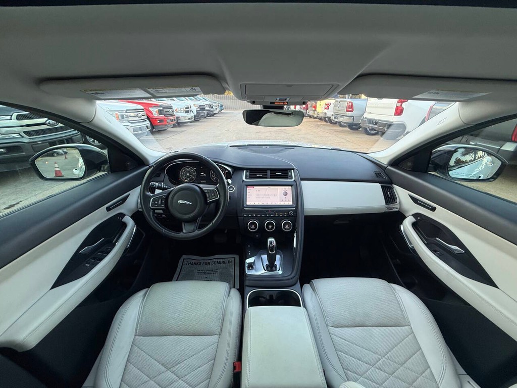 Jaguar E-PACE Vehicle Full-screen Gallery Image 18