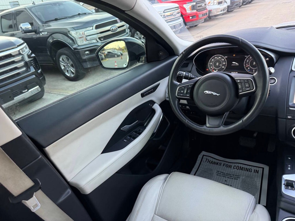 Jaguar E-PACE Vehicle Full-screen Gallery Image 19