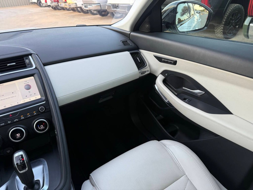 Jaguar E-PACE Vehicle Full-screen Gallery Image 20