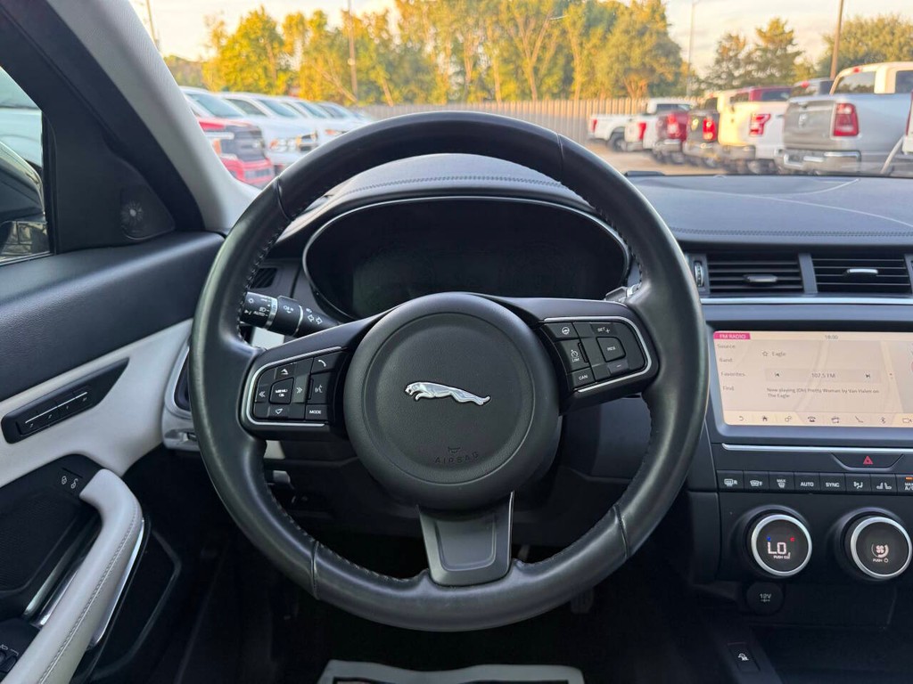 Jaguar E-PACE Vehicle Full-screen Gallery Image 22