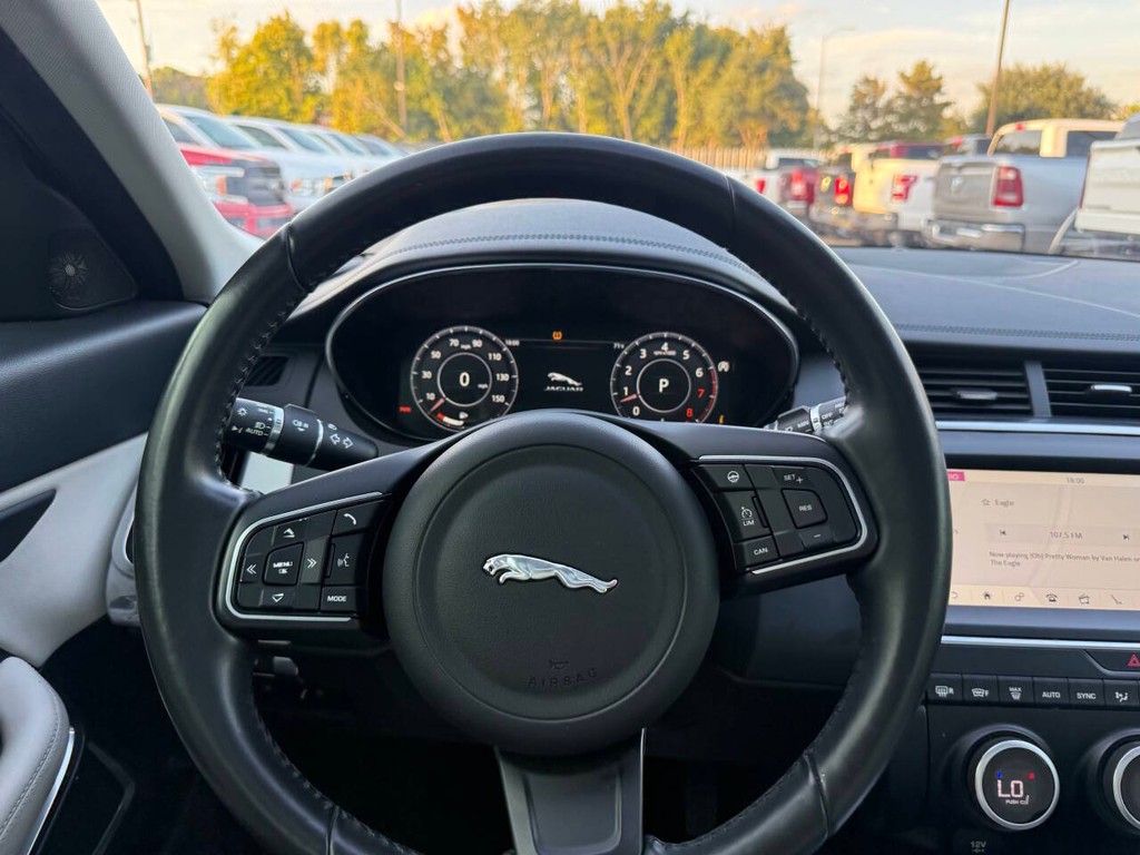 Jaguar E-PACE Vehicle Full-screen Gallery Image 23