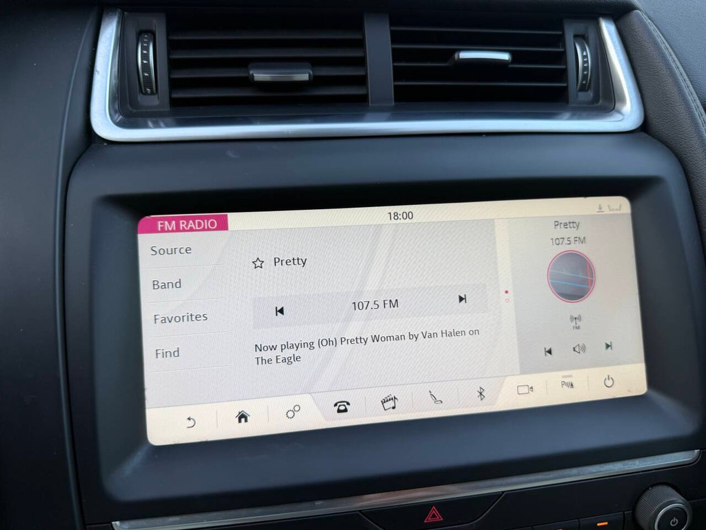 Jaguar E-PACE Vehicle Full-screen Gallery Image 25