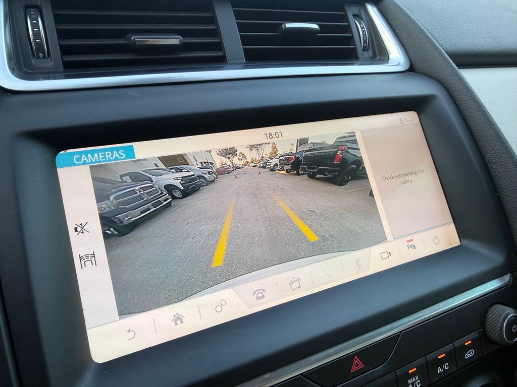 Jaguar E-PACE Vehicle Full-screen Gallery Image 26