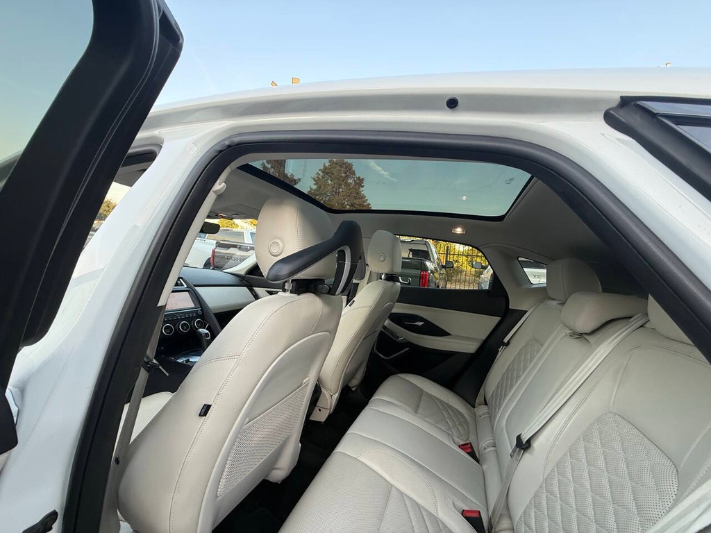 Jaguar E-PACE Vehicle Full-screen Gallery Image 31