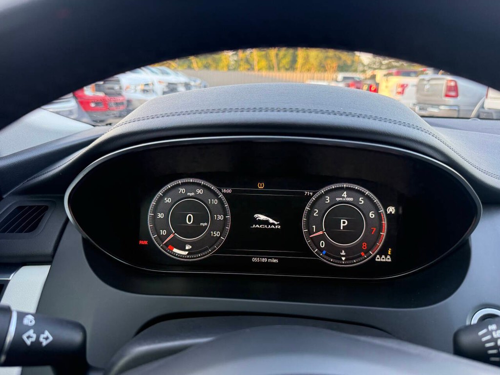 Jaguar E-PACE Vehicle Full-screen Gallery Image 32