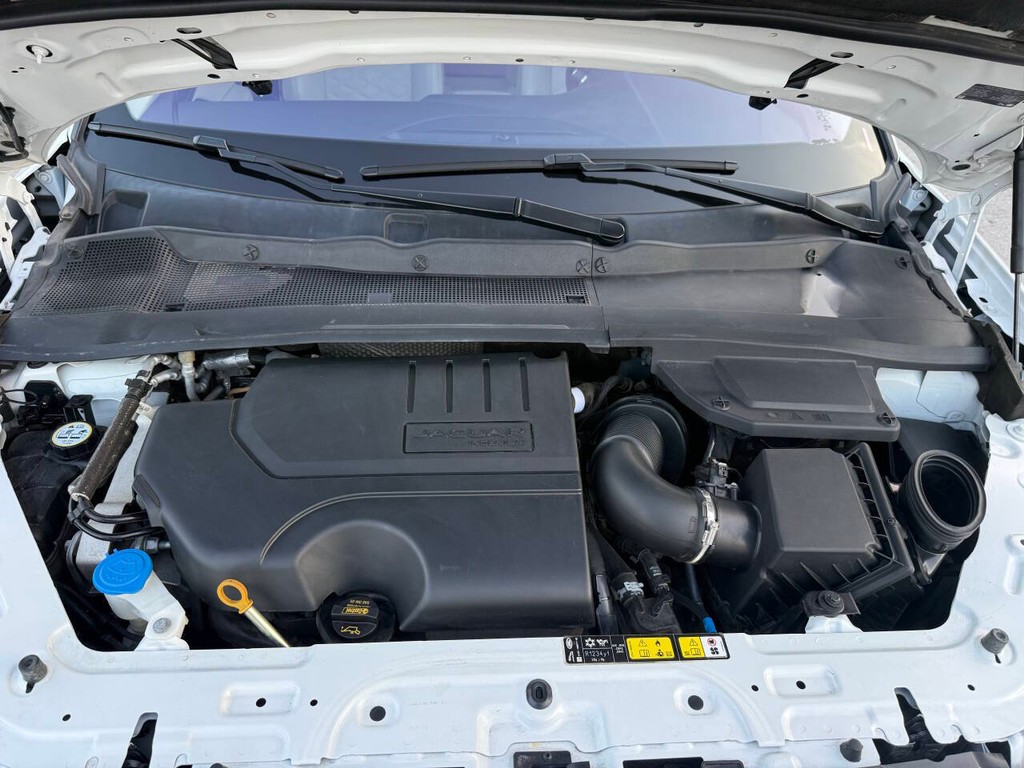 Jaguar E-PACE Vehicle Full-screen Gallery Image 34