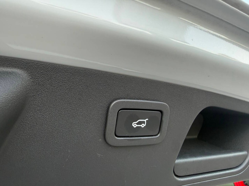 Jaguar E-PACE Vehicle Full-screen Gallery Image 38