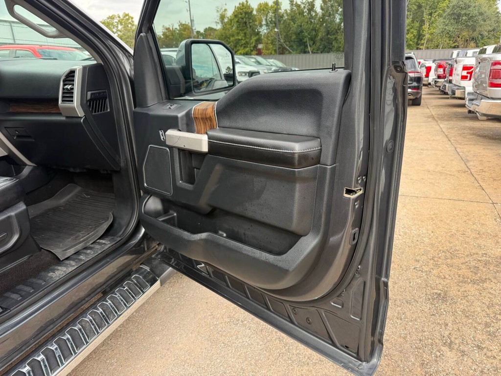 Ford F-150 Vehicle Full-screen Gallery Image 12