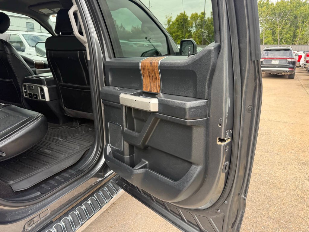 Ford F-150 Vehicle Full-screen Gallery Image 17