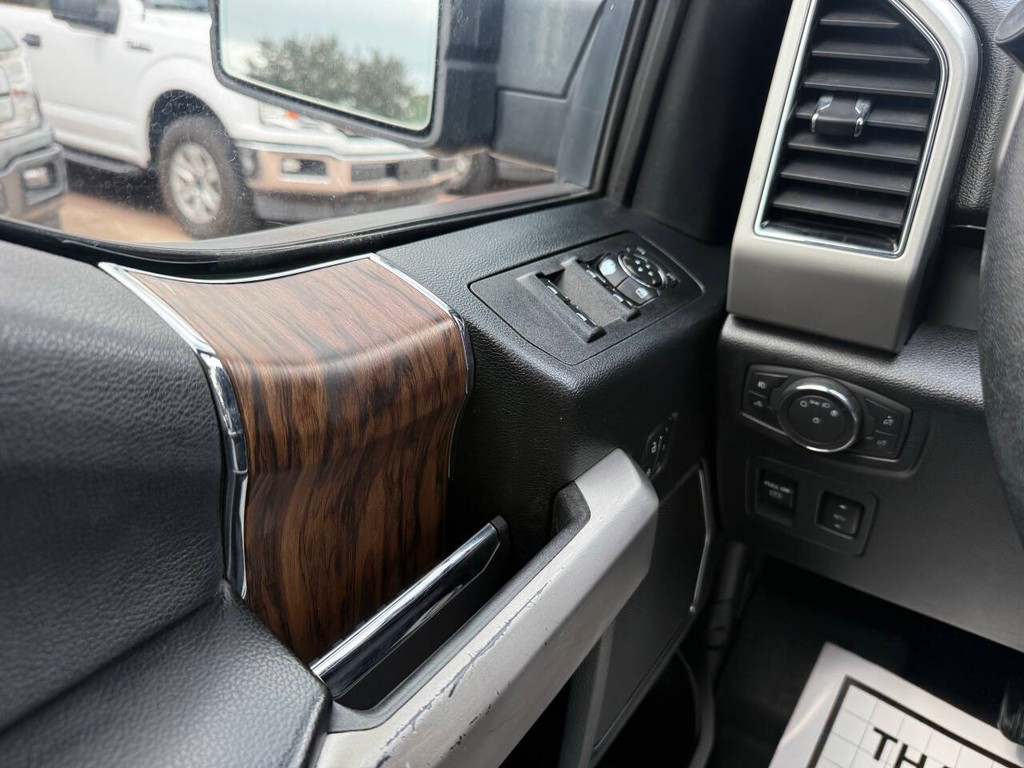 Ford F-150 Vehicle Full-screen Gallery Image 30