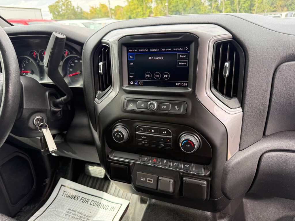 Chevrolet Silverado 1500 Vehicle Full-screen Gallery Image 17