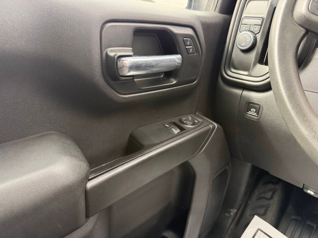 Chevrolet Silverado 1500 Vehicle Full-screen Gallery Image 23